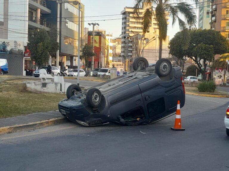 Violento choque y vuelco en pleno centro de Carlos Paz