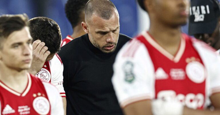 Ajax, sin vueltas: echó a siete jugadores por WhatsApp