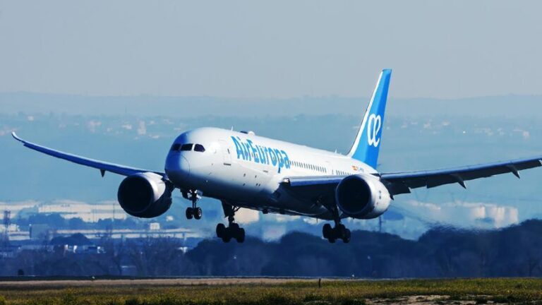 Un avión de Air Europa que iba a Madrid aterriza dos veces de emergencia en Paraguay