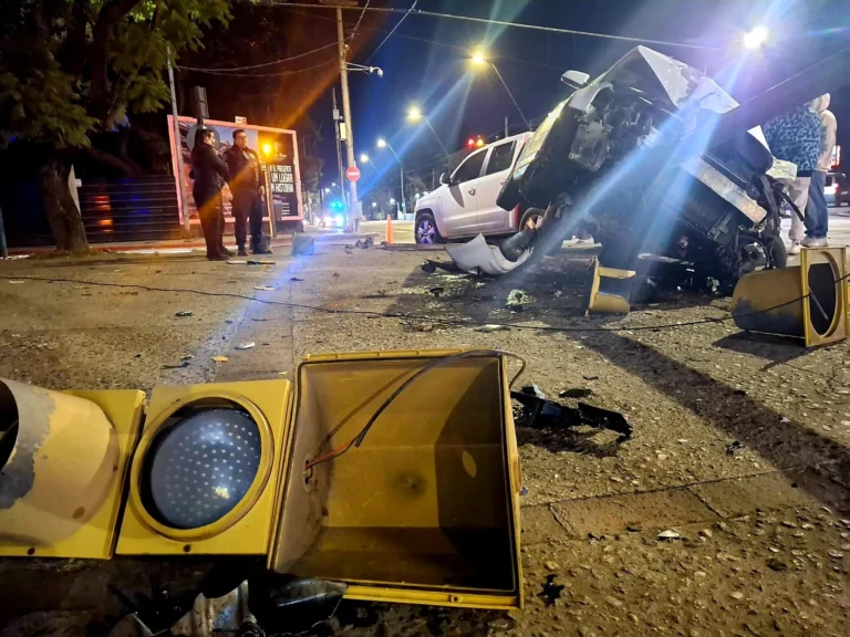 Brutal choque: un conductor que iba a contramano provocó un accidente en avenida Gauss