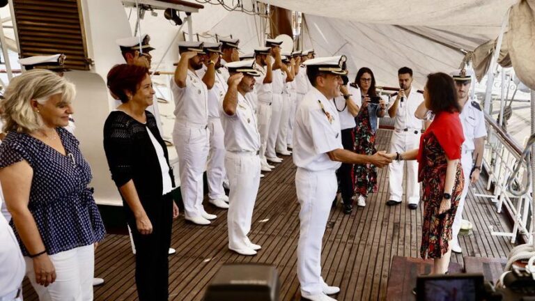 VÍDEO: La ministra Margarita Robles visita el buque-escuela «Juan Sebastián de Elcano» en Gijón
