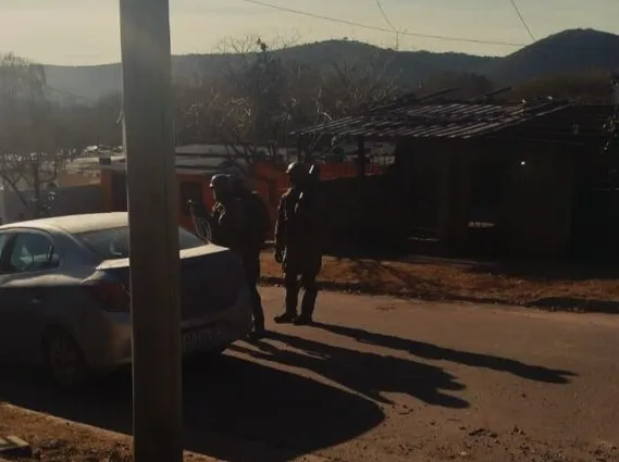 La Calera: un ex sargento denunciado por violencia de género se atrincheró a los tiros