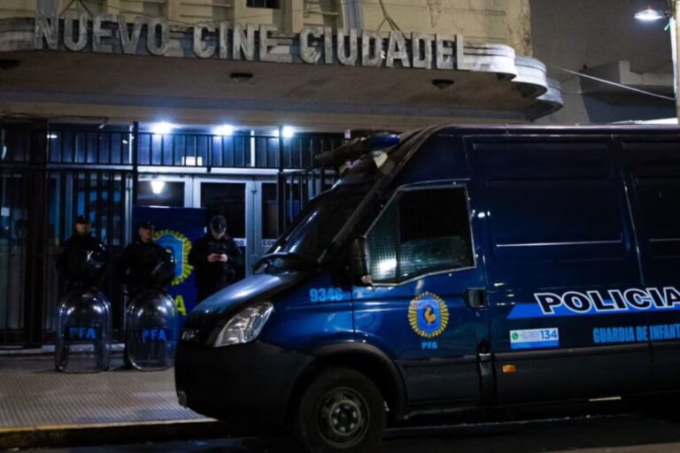 Buenos Aires: desmantelaron una red de explotación sexual en un cine de pornografía
