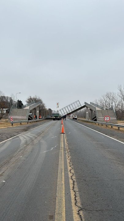 Corte en la Ruta Nacional 7 por una caída de un puente peatonal