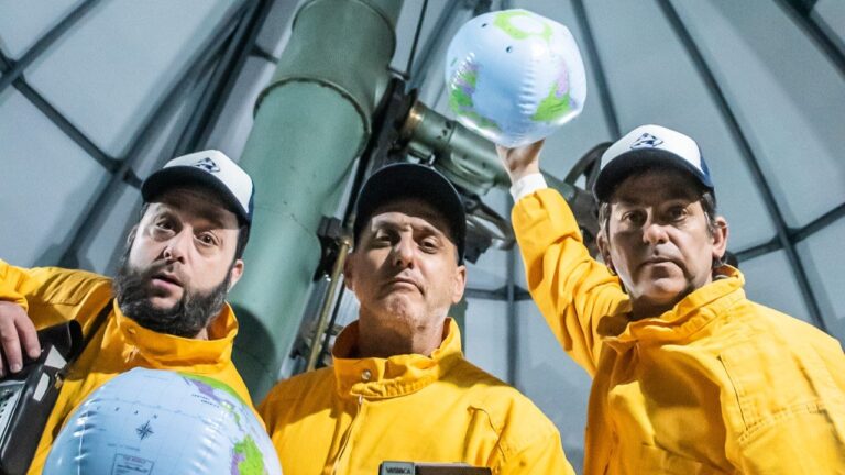 «La Invasión de los Terraplanistas»: un viaje teatral a la locura conspirativa