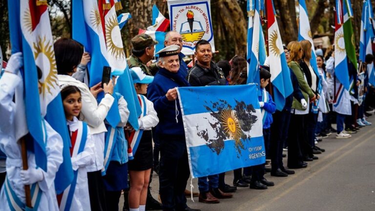 Multitudinario desfile por el 9 de Julio en Colonia Caroya