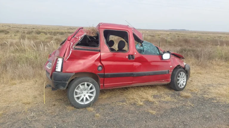 Falleció una mujer de 57 años en el sur de la provincia, tras volcar el utilitario que conducía