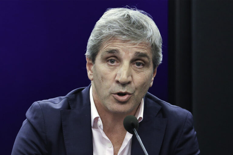 Toto Caputo anticipa que «puede haber volatilidad» con el dólar
