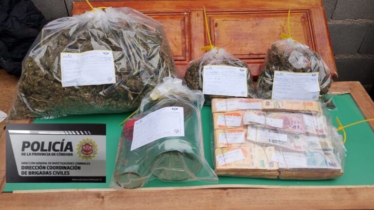 Tenía 1,5 kilos de marihuana y 4 millones de pesos escondidos en su casa