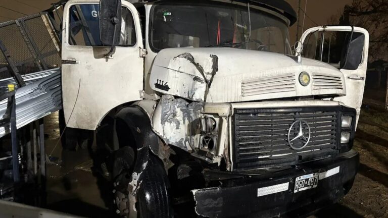 Córdoba: un camión esquivó a un ciclista, chocó contra un poste y volcó su carga