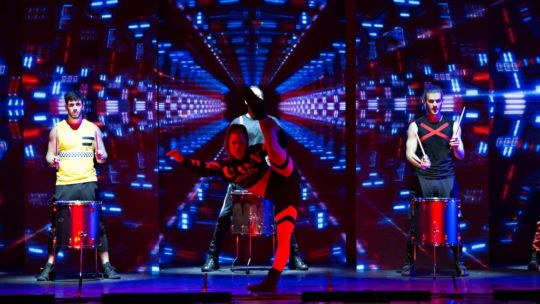 Mayumana regresó a la Argentina y presenta «Currents con cinco únicas funciones