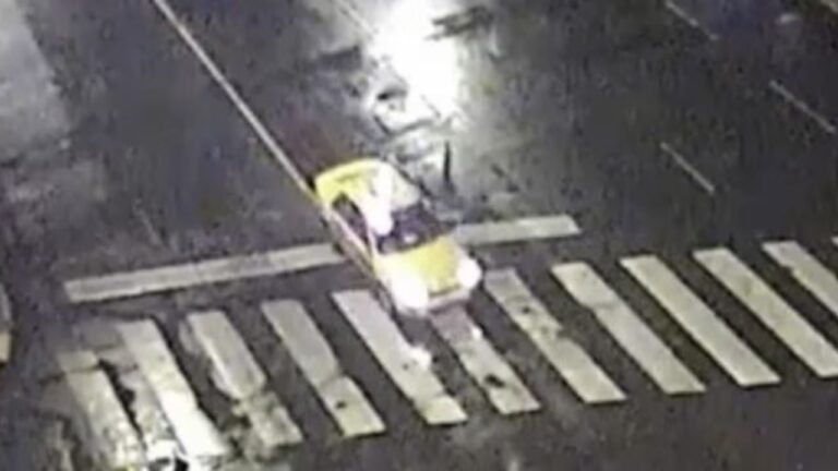 Un taxi atropelló a un peatón en el centro y lo dejó gravemente herido