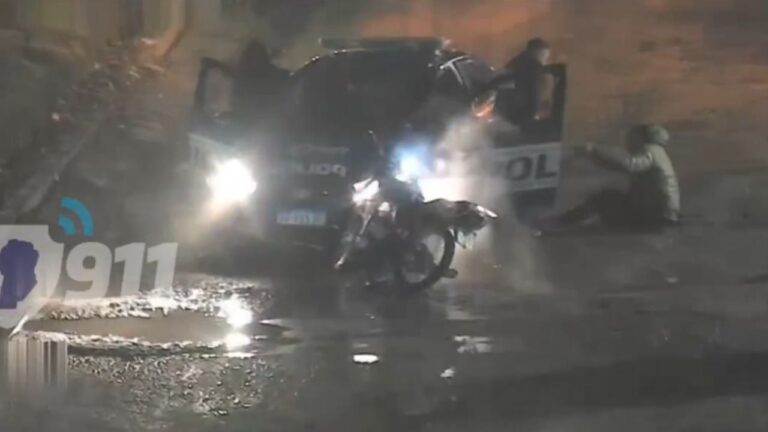 Robó de un auto, huyó en moto y chocó con la policía en Córdoba