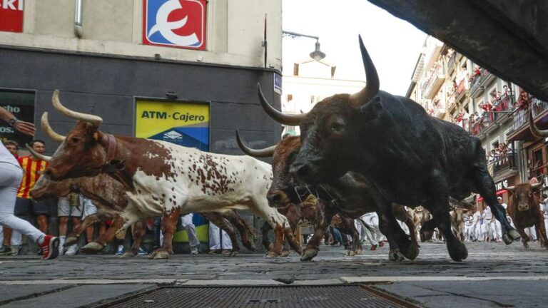 Los Miura cumplen la tradición y ponen el broche a los encierros de los Sanfermines