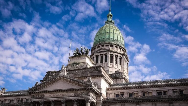 Impulsan proyecto para prohibir los tratamientos de cambio de género con fondos públicos