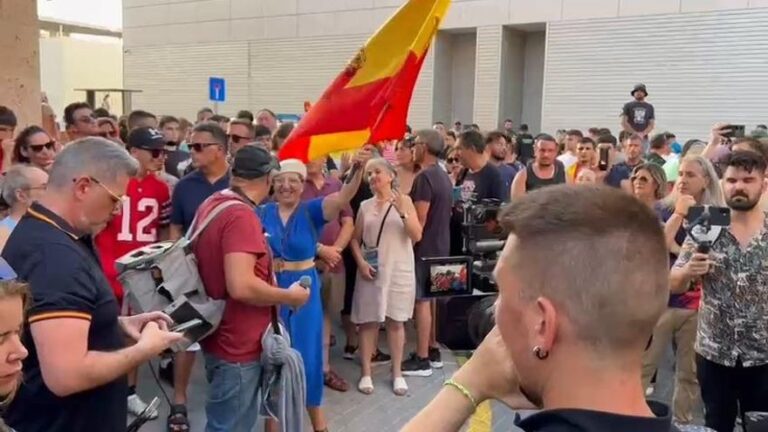 El himno de España de Pemán suena en la concentración ultra de Torre Pacheco