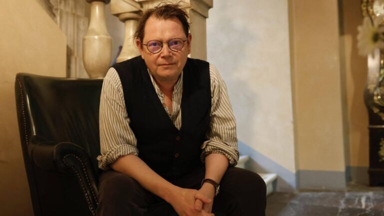 Edward Carey: «Lo que sucede en EEUU es la destrucción de un país»