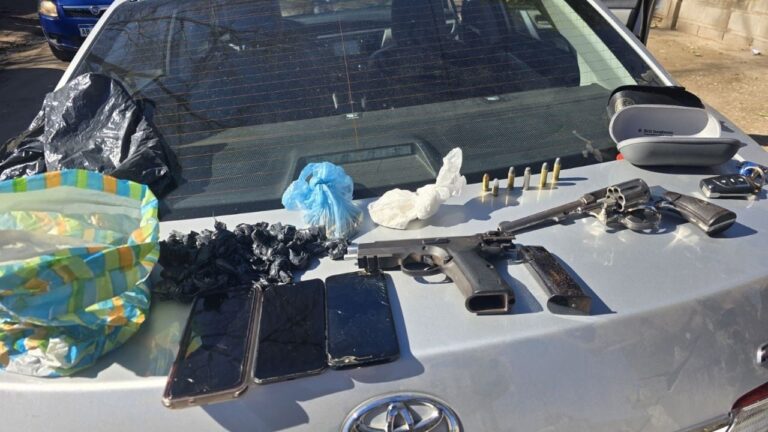 Tenía cocaína, marihuana y dos armas: cayó en Córdoba tras operativo policial
