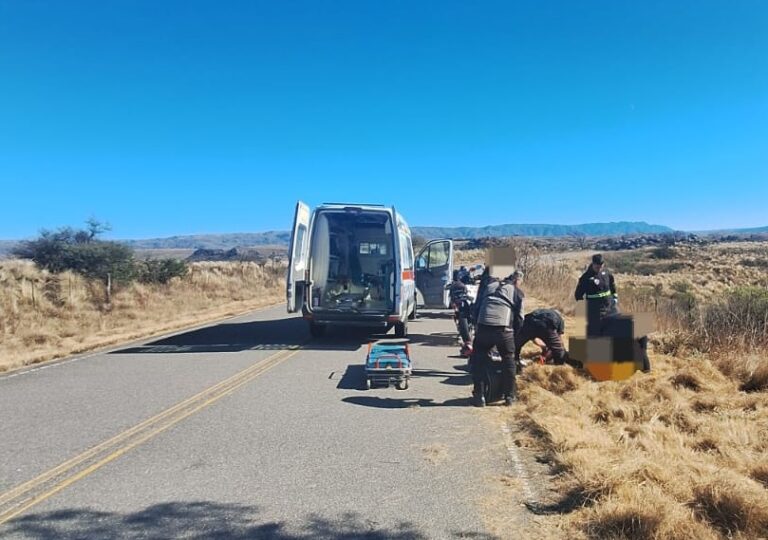 Motociclista herido al caer al asfalto en el camino viejo de Copina