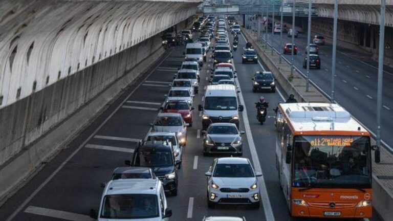 Así es cómo debes actuar ante los atascos en carretera durante los viajes de verano