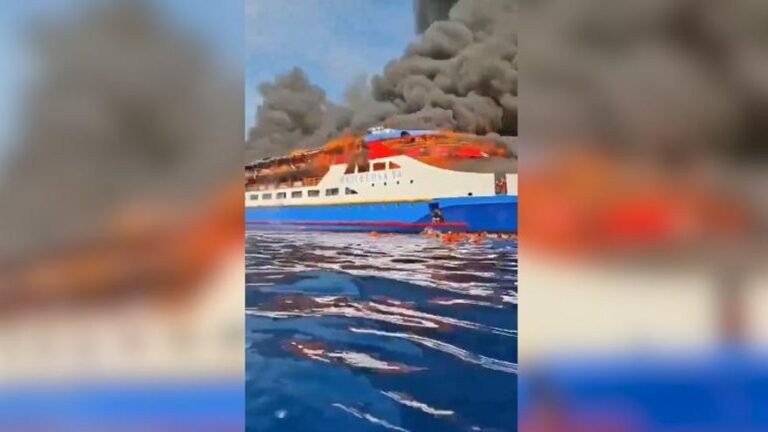 Un incendio en el barco «KM Barcelona» obliga a evacuar a cientos de pasajeros en Indonesia