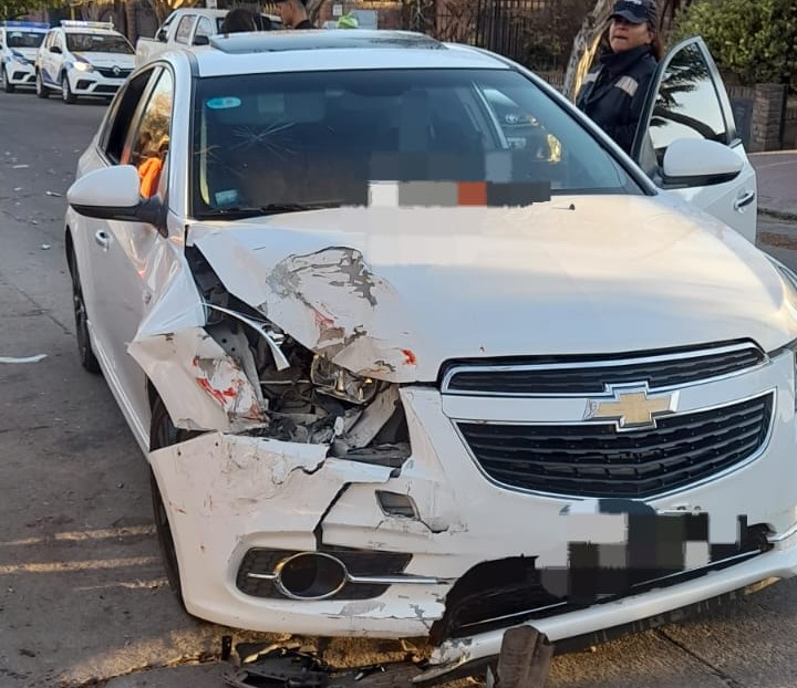 Carlos Paz: chocó contra un auto estacionado y terminó hospitalizado