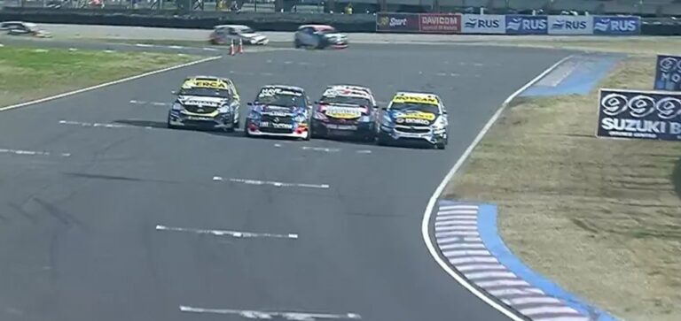 Canapino y una definición histórica: 4 autos a la par en la bandera a cuadros