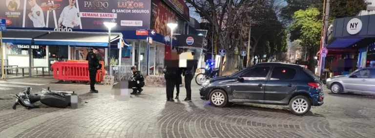Chocaron una moto y un auto en una concurrida esquina de Carlos Paz