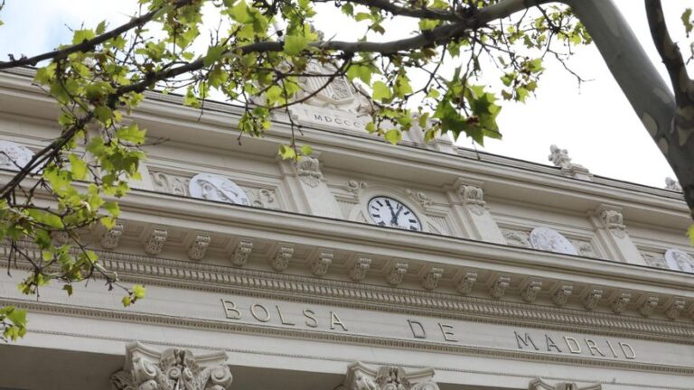 El Ibex 35 mantiene los 14.000 enteros en la apertura pese a amanecer en ‘rojo’