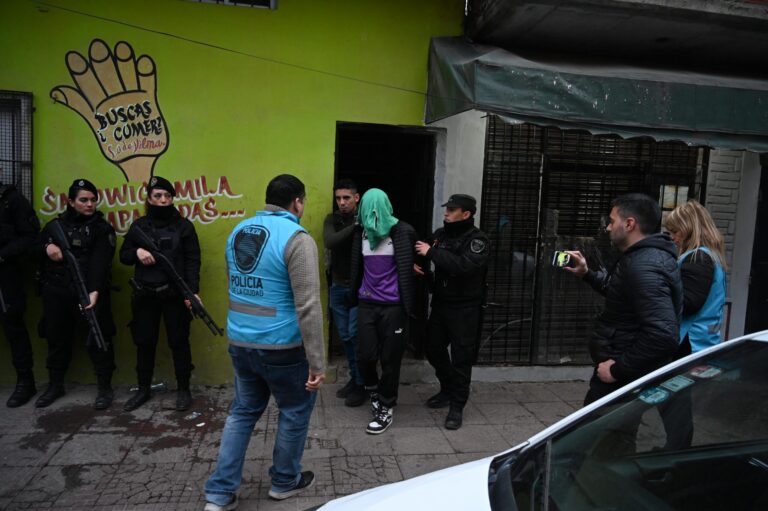 Detuvieron a dos menores por el violento robo a un jubilado en Flores