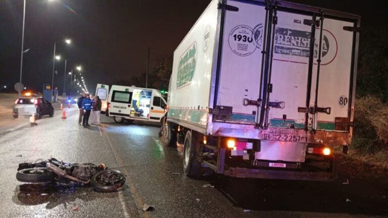 Un motociclista fue chocado por un auto y murió arrollado por un camión