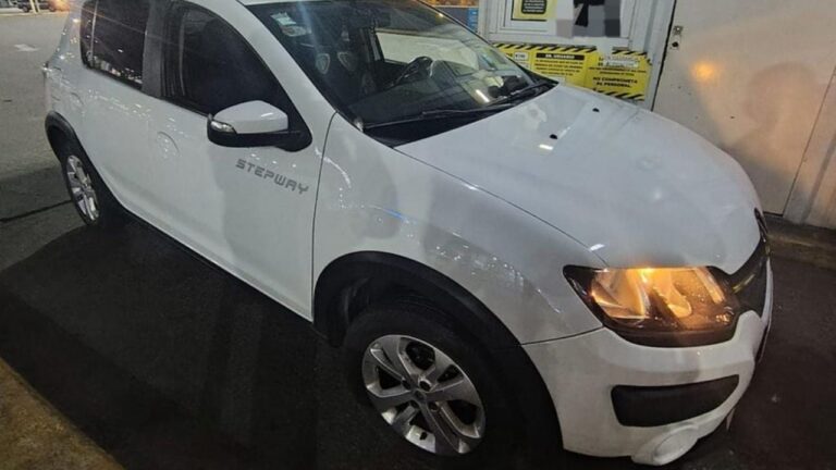 Intentaron llevarse un auto en la Terminal de Córdoba y los detuvieron en minutos