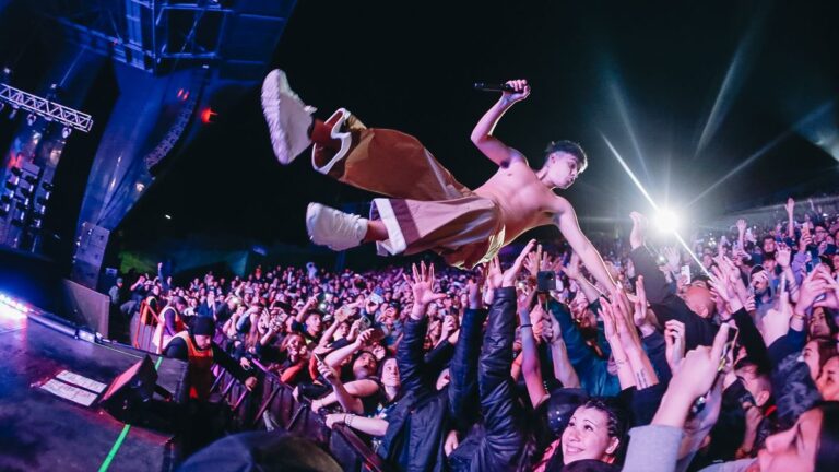 Mal momento para Trueno en España: saltó al público en un show pero no lo atraparon
