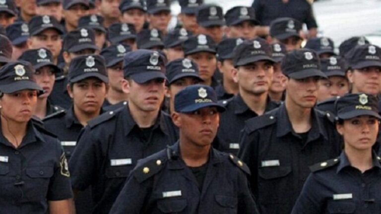 La provincia de Buenos Aires desplazó a 24 jefes policiales que militaban por el excomisario Maximiliano Bondarenko, candidato de Javier Milei