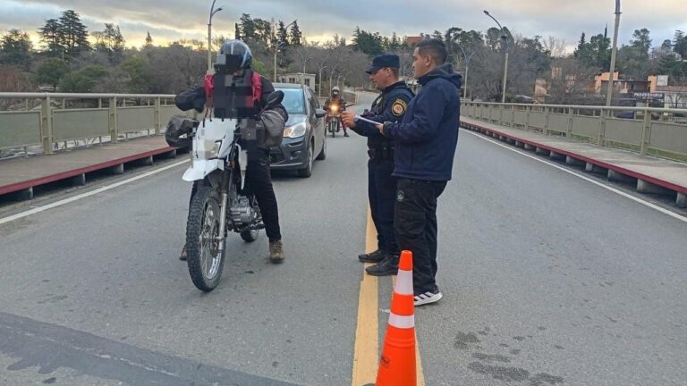 Otro operativo sorpresa en Carlos Paz: secuestran 16 motos en más de 500 controles