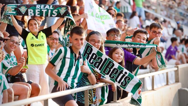 La llegada de los aficionados del Córdoba CF a El Arcángel en los minutos previos al duelo ante el Betis, en imágenes