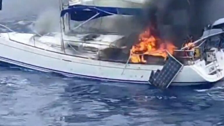 Los narcos que navegan cerca de Canarias tratan de destruir la droga y el barco si los sorprende Vigilancia Aduanera