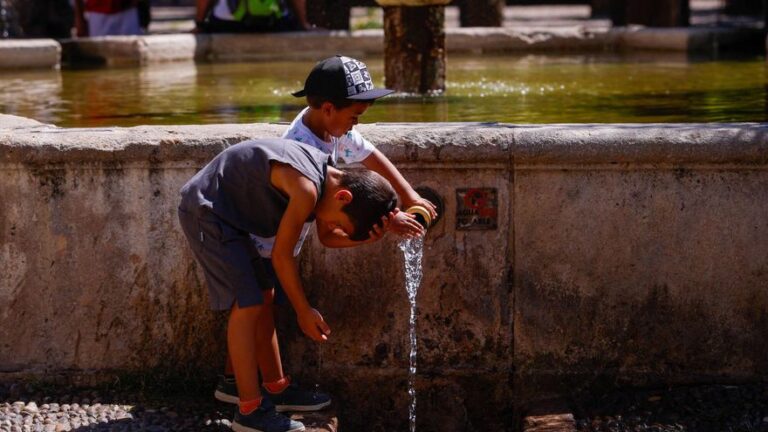 El 112 aconseja no salir a la calle en Córdoba durante las horas centrales de mañana lunes por el aviso naranja