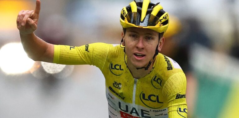 Tadej Pogacar grita campeón por cuarta vez en el Tour de Francia y roza la leyenda