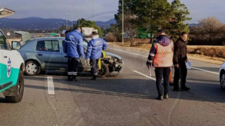 Accidente en la autopista CórdobaCarlos Paz: Fuerte choque entre un auto y un camión