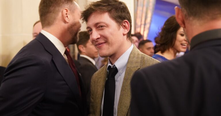 Piden a la Oficina Anticorrupción que obligue a Santiago Caputo a presentar su declaración jurada y cumplir otras obligaciones de funcionario público