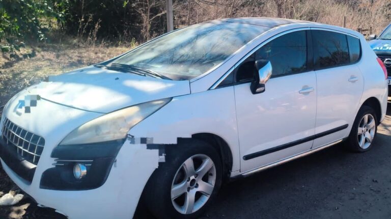 Abandonaron en Siquiman un auto robado con ruedas en llanta