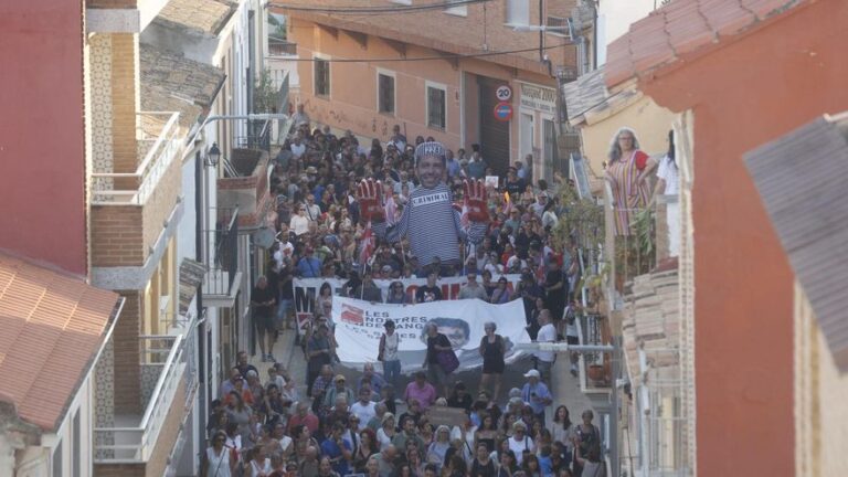 «La paciencia tiene un límite»: Emoción y denuncia en la primera manifestación contra Mazón en Catarroja