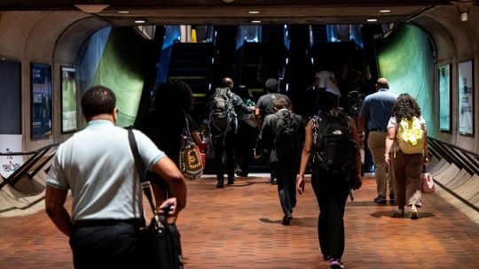 Aumentan planes de despidos en Estados Unidos por la IA y aranceles, según Challenger