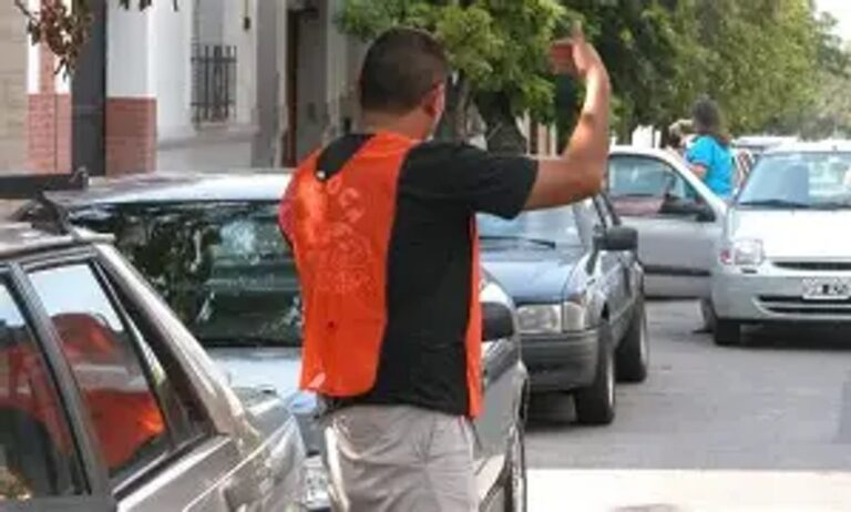 Villa Allende prohíbe los naranjitas y concesiona el estacionamiento público