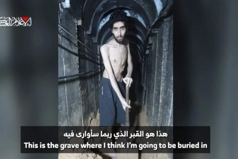 Hamas difunde un video de un secuestrado raquítico obligado a cavar su propia tumba
