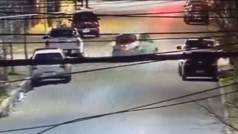 Brutal ataque en Ensenada: arrastró a su ex pareja sobre el capó del auto varias cuadras