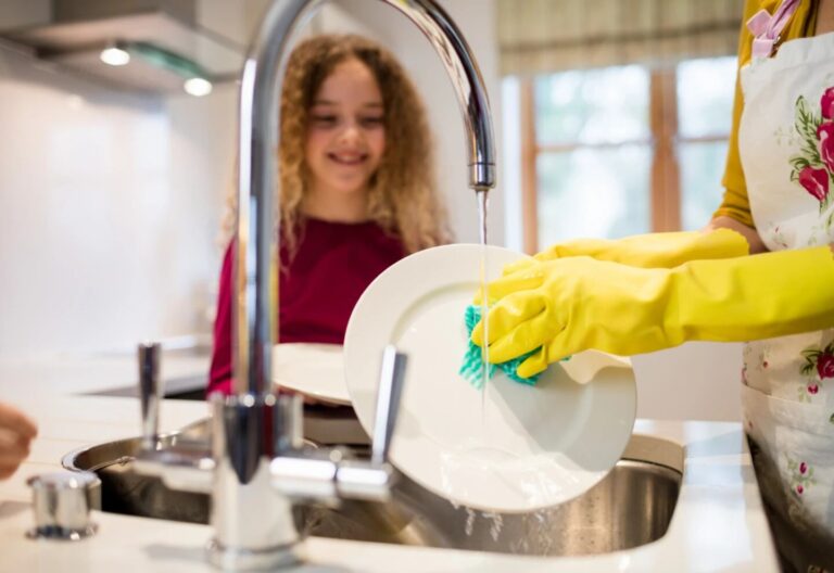 Lavar los platos con sal: el truco casero que ayuda a eliminar grasa, manchas y malos olores
