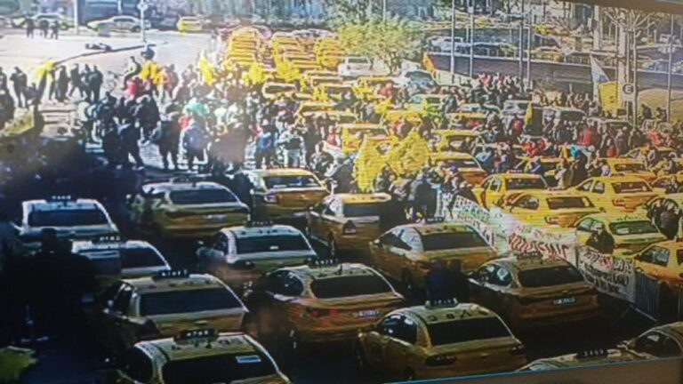 Multitudinaria marcha en Córdoba: tensión de taxistas y remiseros contra las aplicaciones