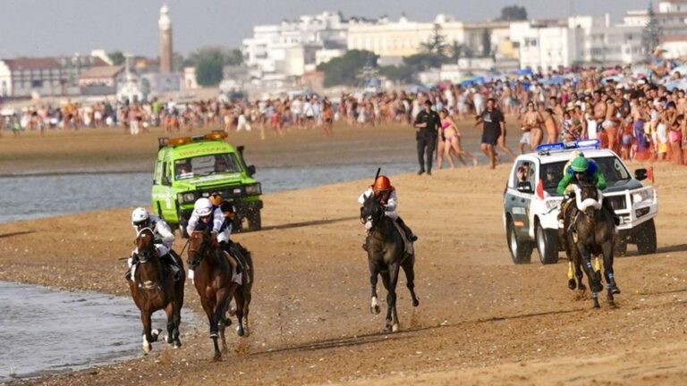 La playa de Sanlúcar vuelve a convertirse en un hipódromo natural espectacular